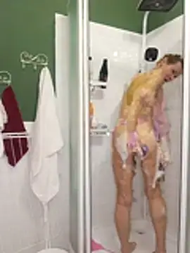 Julia Giulia online show from 12/16/25, 08:14