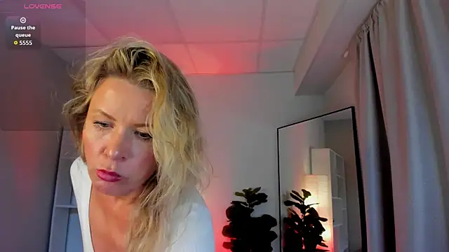 Julia Giulia online show from 05/21/26, 09:44