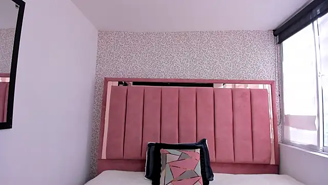 Hanna Lee   online show from 10/28/25, 07:05