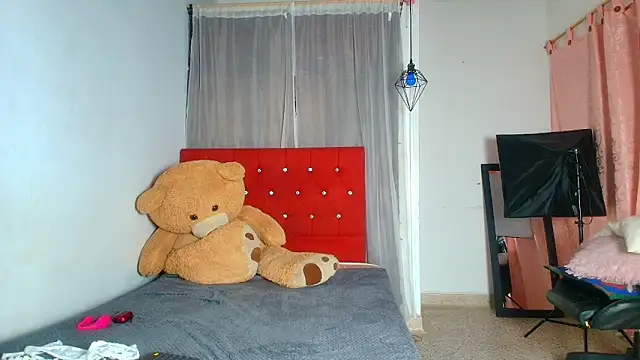 naomi campbel  online show from 09/23/25, 08:34