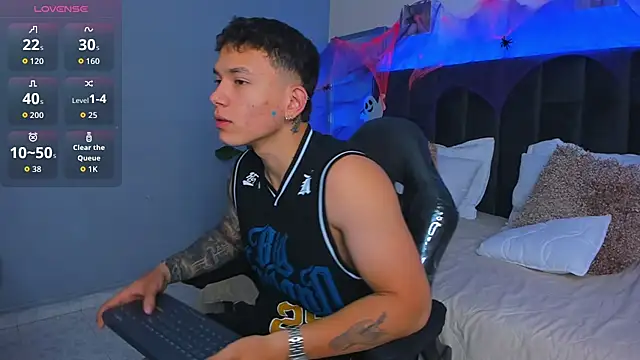 Thomas moon online show from 10/21/25, 01:56