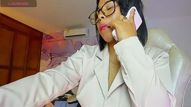 Elowen Clark online show from 10/18/25, 08:20