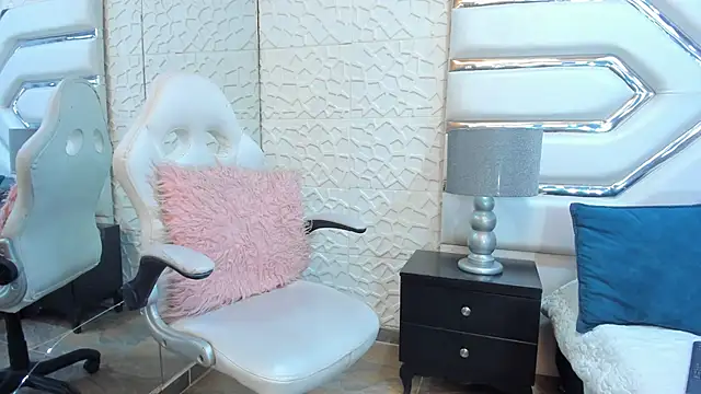 Snapshot of TatiLee chatting on 10/18/25, 01:45 TatiLee online show from 10/18/25, 01:45