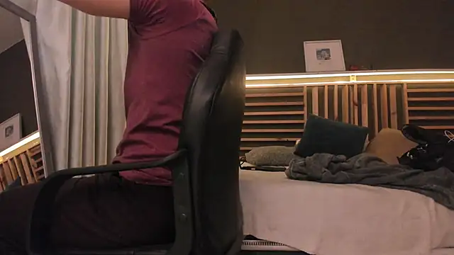 Snapshot of PaulEvens chatting on 10/04/25, 01:20 PaulEvens online show from 10/04/25, 01:20