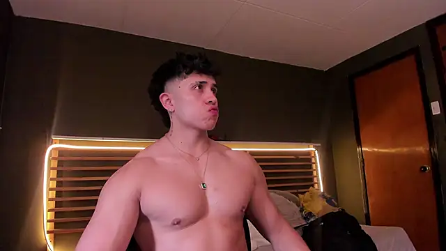 Snapshot of PaulEvens chatting on 10/05/25, 02:15 PaulEvens online show from 10/05/25, 02:15