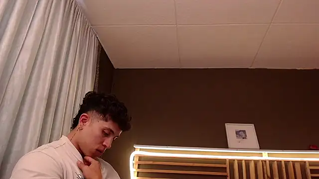 Snapshot of PaulEvens chatting on 10/25/25, 01:18 PaulEvens online show from 10/25/25, 01:18