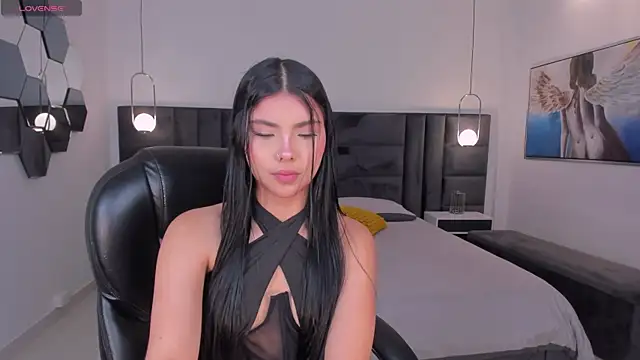 MiaLaurence online show from 06/25/26, 11:37