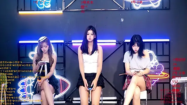 Snapshot of EYgirl222 chatting on 09/30/25, 08:19 EYgirl222 online show from 09/30/25, 08:19