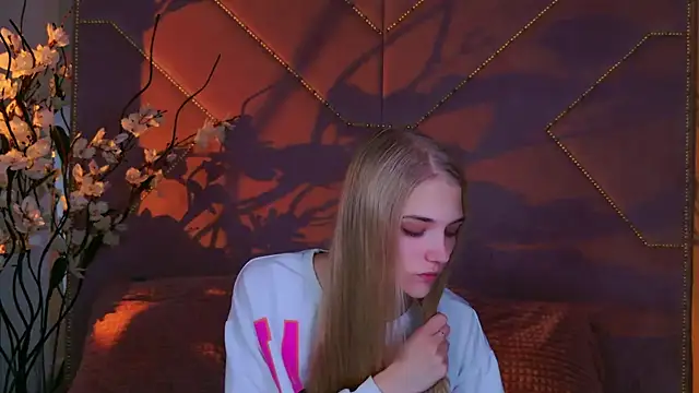 4example Chloe online show from 10/10/25, 10:47