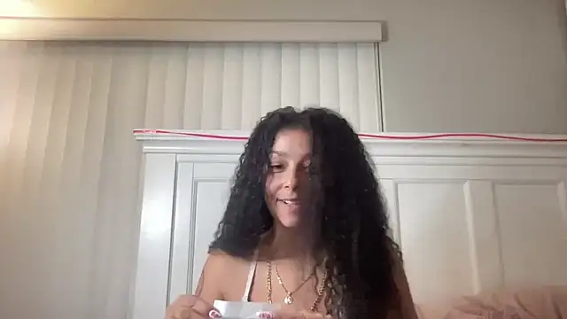 Snapshot of sweetnjuicyyy chatting on 10/10/25, 04:11 sweetnjuicyyy online show from 10/10/25, 04:11