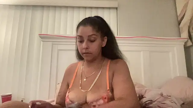 Snapshot of sweetnjuicyyy chatting on 10/15/25, 05:18 sweetnjuicyyy online show from 10/15/25, 05:18