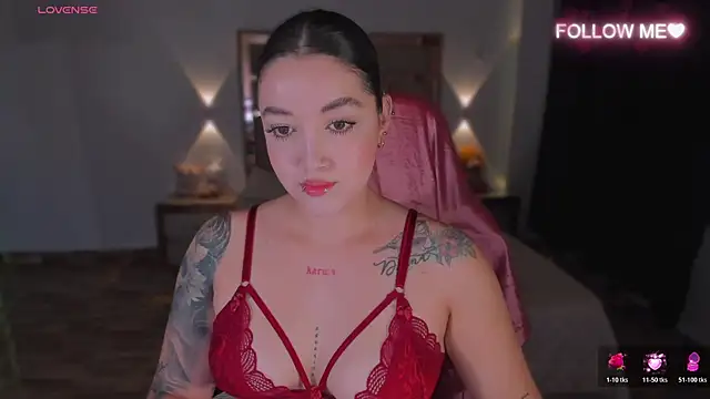 lunaarose online show from 11/27/25, 12:46