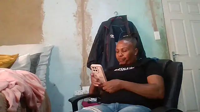 Snapshot of Nicky52 chatting on 04/12/26, 10:09 Nicky52 online show from 04/12/26, 10:09