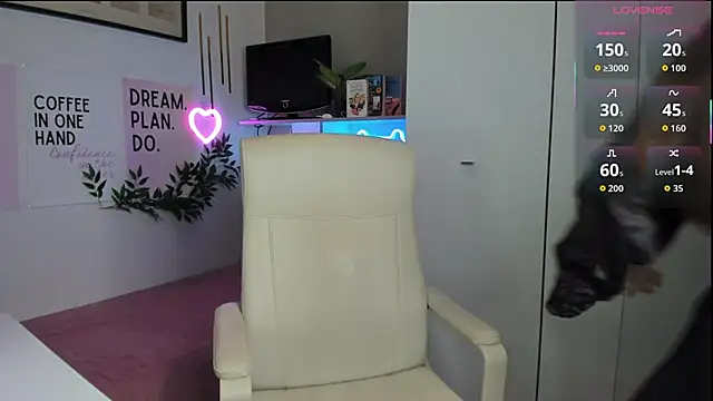 LiaWoow online show from 10/14/25, 02:07