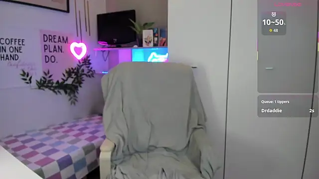 LiaWoow online show from 11/14/25, 07:40