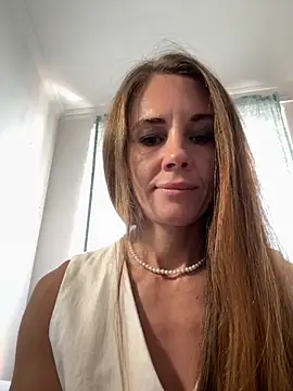 LucieMack online show from 09/10/25, 09:09