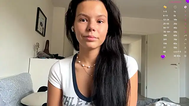 Snapshot of MaydaCornwall chatting on 11/08/25, 09:09 MaydaCornwall online show from 11/08/25, 09:09