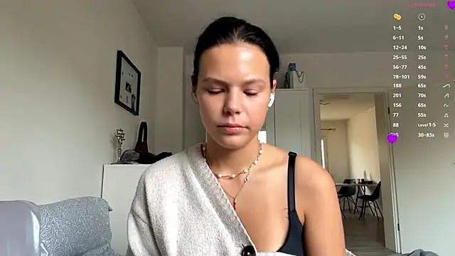 Snapshot of MaydaCornwall chatting on 11/12/25, 08:04 MaydaCornwall online show from 11/12/25, 08:04