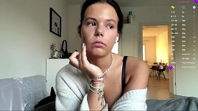 Snapshot of MaydaCornwall chatting on 11/22/25, 08:02 MaydaCornwall online show from 11/22/25, 08:02