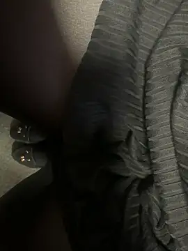 Snapshot of HiddenHoneyLDN chatting on 10/31/25, 10:38 HiddenHoneyLDN online show from 10/31/25, 10:38