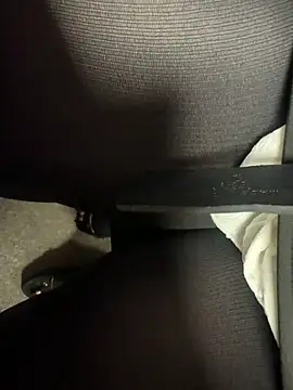 Snapshot of HiddenHoneyLDN chatting on 11/27/25, 10:17 HiddenHoneyLDN online show from 11/27/25, 10:17