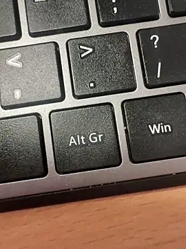 Snapshot of HiddenHoneyLDN chatting on 12/04/25, 11:52 HiddenHoneyLDN online show from 12/04/25, 11:52