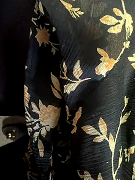 Snapshot of HiddenHoneyLDN chatting on 12/05/25, 10:02 HiddenHoneyLDN online show from 12/05/25, 10:02