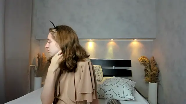 Camilla Kelly online show from 09/15/25, 12:21