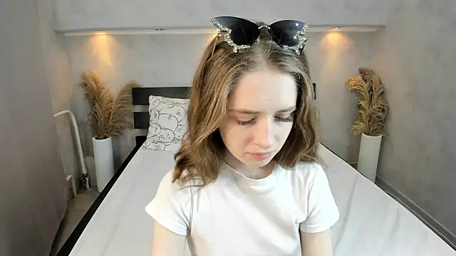 Camilla Kelly online show from 10/24/25, 01:24