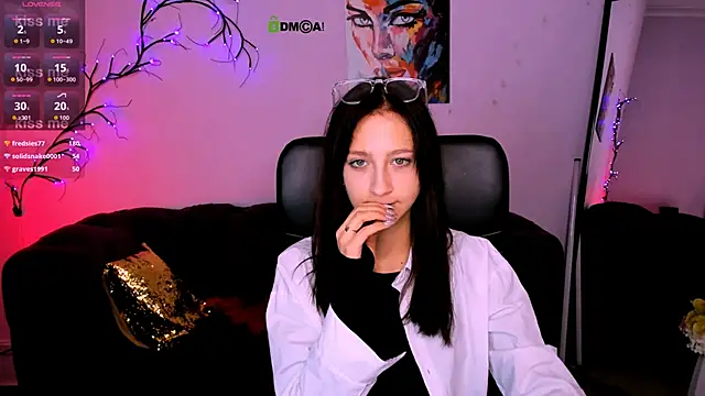 lau ra queen online show from 12/15/25, 08:13