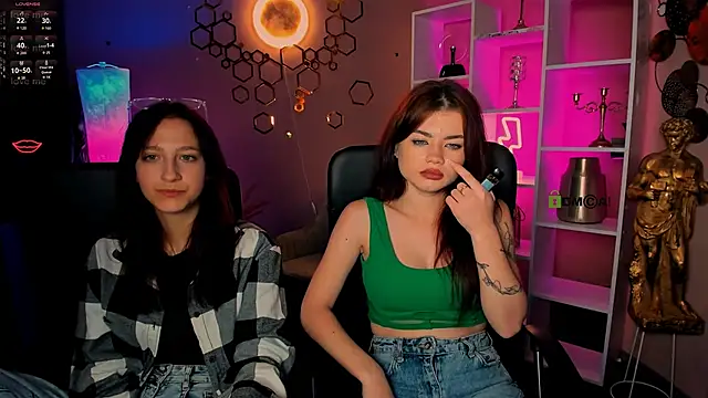 lau ra queen online show from 12/17/25, 08:59