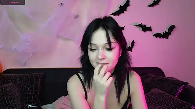 Snapshot of mimi_purrs chatting on 10/28/25, 04:49 mimi purrs online show from 10/28/25, 04:49