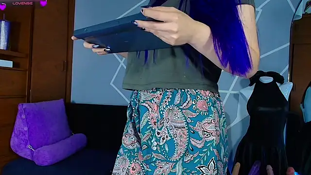 karlamoon23 online show from 07/04/26, 11:44