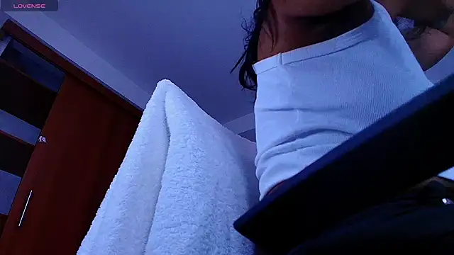 Snapshot of mishell- chatting on 11/12/25, 07:24 mishell- online show from 11/12/25, 07:24