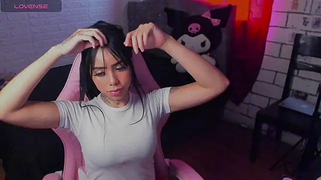 Snapshot of babee_04 chatting on 11/06/25, 08:10 babee 04 online show from 11/06/25, 08:10