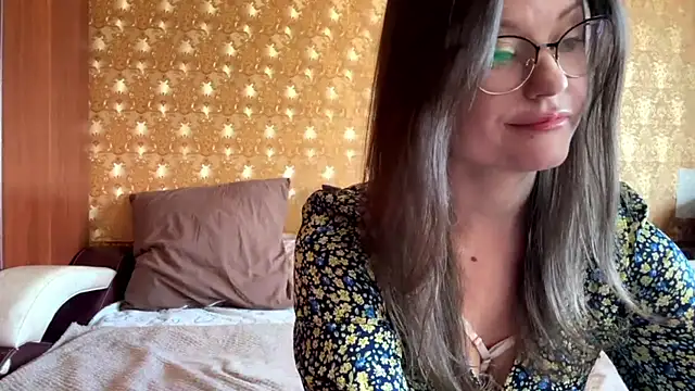 mia shine bright wow online show from 11/09/25, 06:01