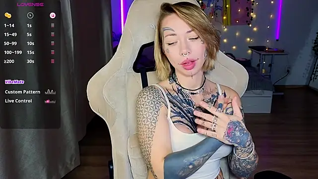 bunnykellyyy online show from 10/23/25, 06:39