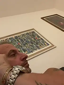 Maurinho3005 online show from 10/28/25, 11:07