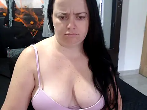 Snapshot of BrianaBarbes chatting on 10/02/25, 12:12 BrianaBarbes online show from 10/02/25, 12:12