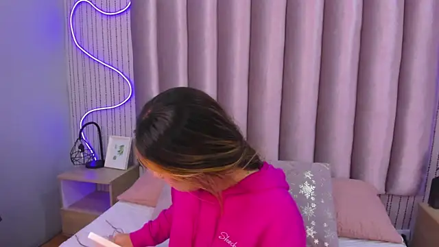 Snapshot of SamanthaPeachss chatting on 11/06/25, 12:06 SamanthaPeachss online show from 11/06/25, 12:06