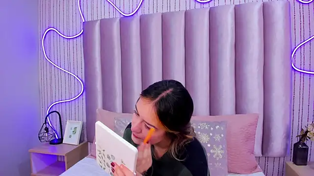 Snapshot of SamanthaPeachss chatting on 11/07/25, 11:54 SamanthaPeachss online show from 11/07/25, 11:54