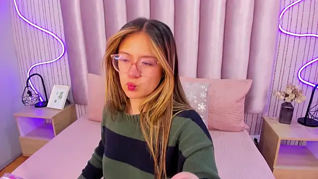 Snapshot of SamanthaPeachss chatting on 11/12/25, 11:43 SamanthaPeachss online show from 11/12/25, 11:43