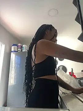 Samara Hadi  online show from 10/28/25, 05:48