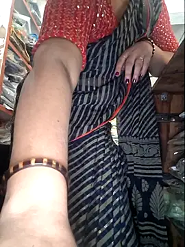 Snapshot of indianhotwife639 chatting on 12/17/25, 10:21 indianhotwife639 online show from 12/17/25, 10:21