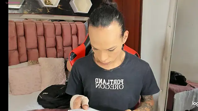 Snapshot of sara_slut21 chatting on 01/12/25, 07:53 sara slut21 online show from 01/12/25, 07:53