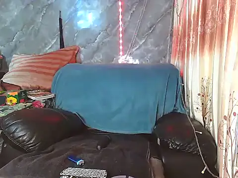 Snapshot of ZARIA-VIXEN chatting on 10/29/25, 10:00 ZARIA-VIXEN online show from 10/29/25, 10:00