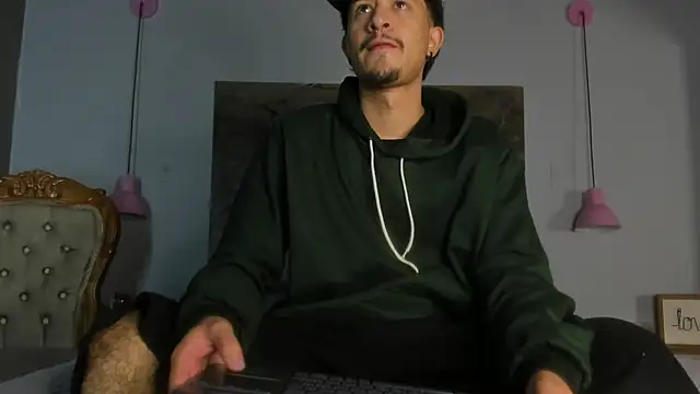 Snapshot of DimitriDeluxe chatting on 10/31/25, 12:28 DimitriDeluxe online show from 10/31/25, 12:28