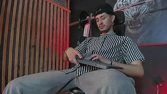 Snapshot of DimitriDeluxe chatting on 11/08/25, 07:45 DimitriDeluxe online show from 11/08/25, 07:45