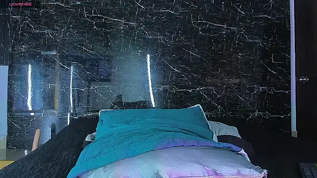 Snapshot of DimitriDeluxe chatting on 11/15/25, 01:07 DimitriDeluxe online show from 11/15/25, 01:07