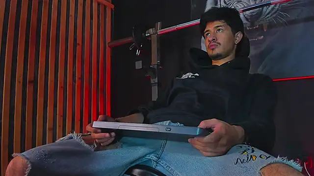 Snapshot of DimitriDeluxe chatting on 11/19/25, 07:58 DimitriDeluxe online show from 11/19/25, 07:58